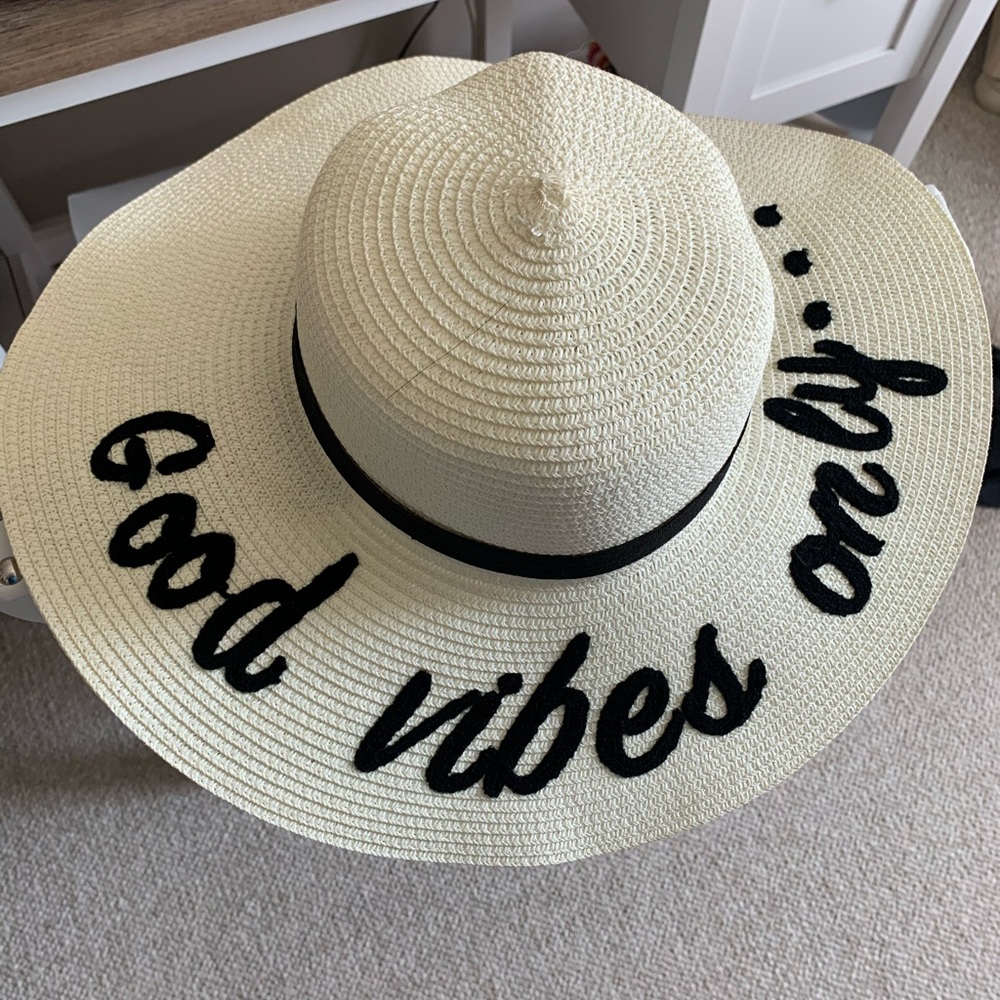 “Good vibes only” beach hat